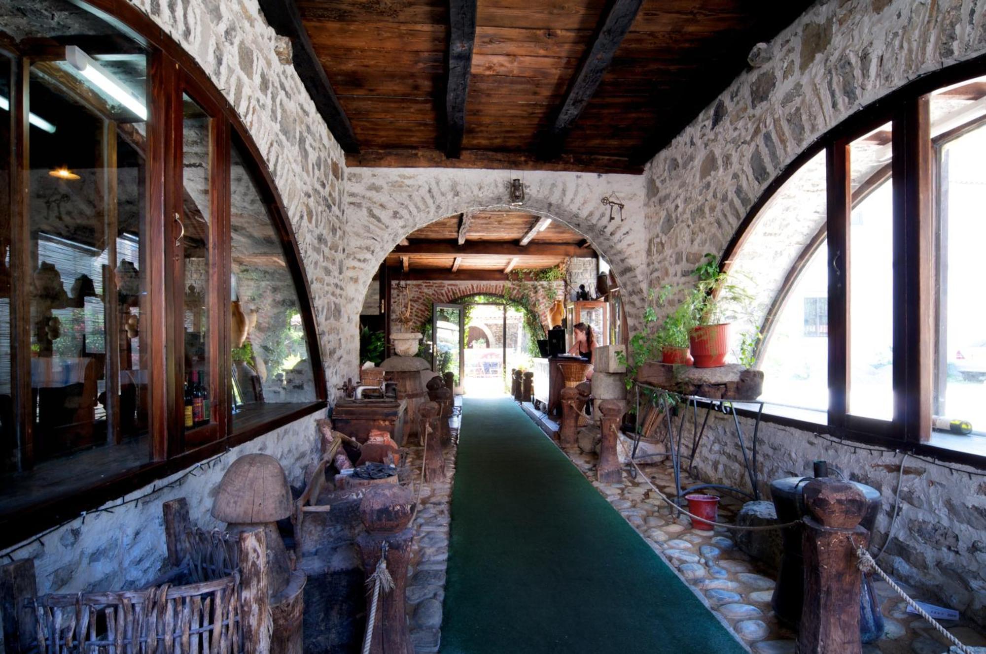 Hotel Tradita Shkodër エクステリア 写真