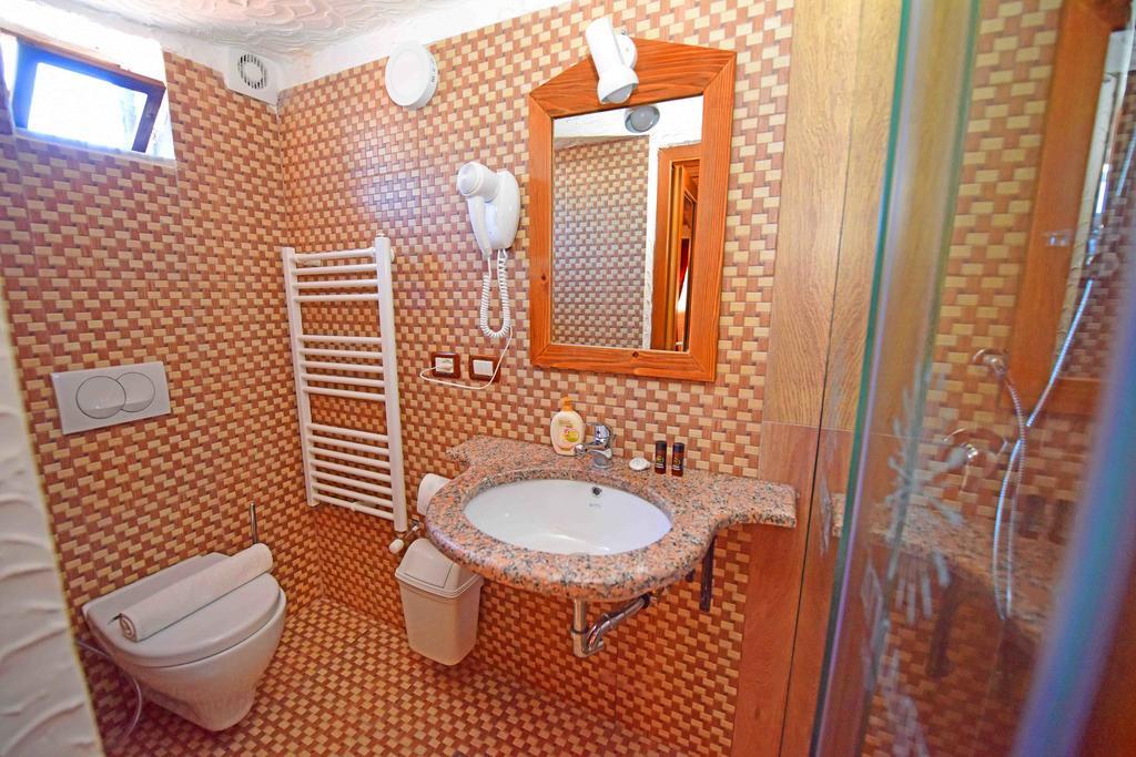 Hotel Tradita Shkodër エクステリア 写真